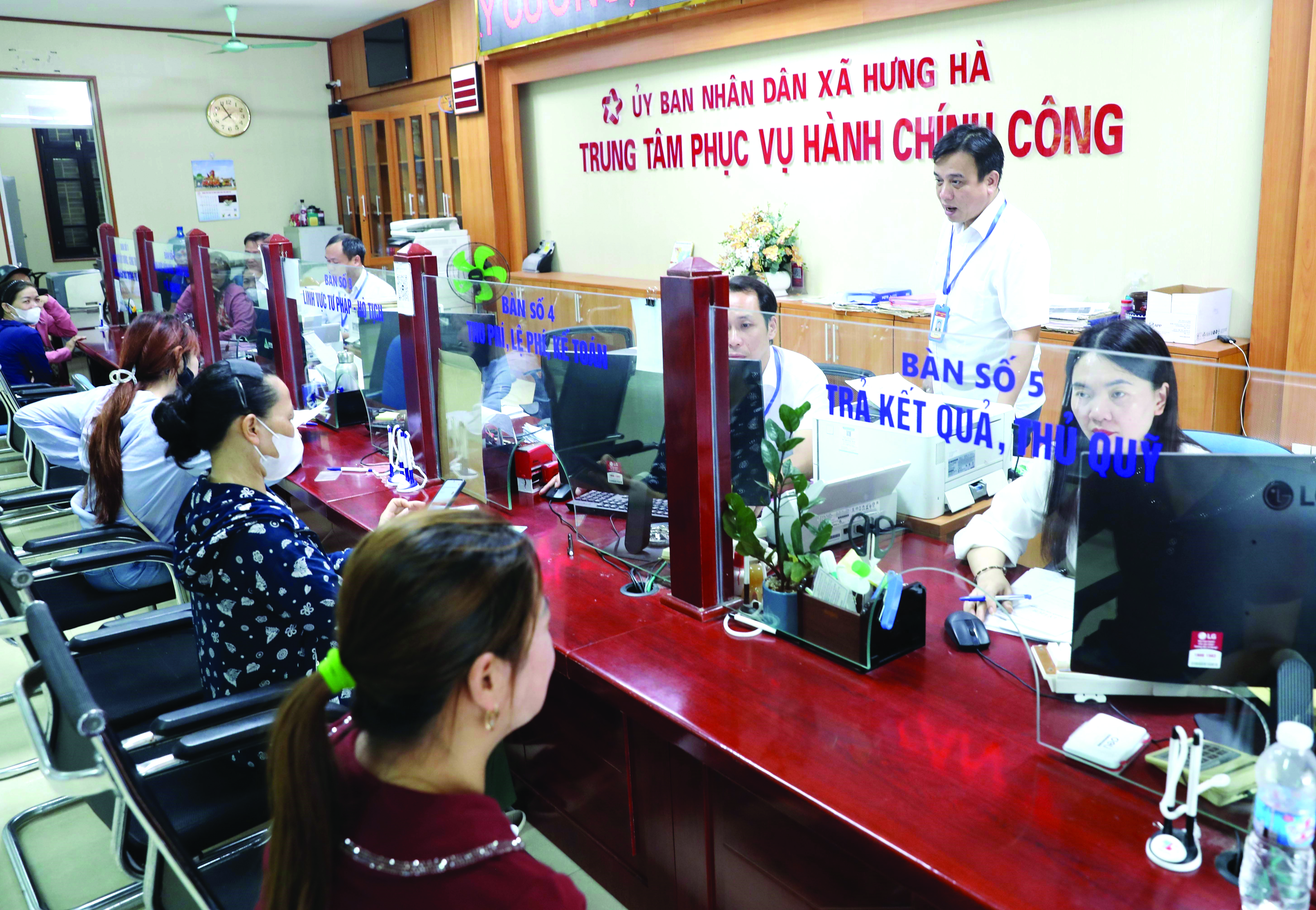 Người dân thực hiện thủ tục hành chính tại Trung tâm Phục vụ hành chính công xã Hưng Hà, tỉnh Hưng Yên.